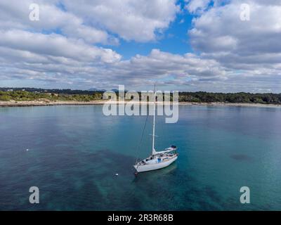 Segelyacht vor Es Dolç Strand, Colònia de Sant Jordi, ses Salines, Mallorca, Balearen, Spanien vor Anker. Stockfoto