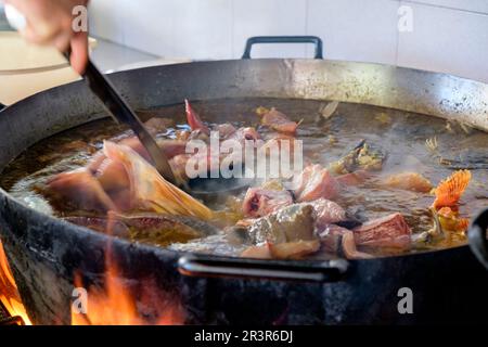 Bullit de Peix, cocinado al Fuego de de Aurosa, Restaurante El Bigotes, Cala Mastella, Sant Carles, Municipio Santa Eulària des Riu, Ibiza, Balearen, Spanien. Stockfoto