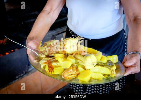 Bullit de Peix, cocinado al Fuego de de Aurosa, Restaurante El Bigotes, Cala Mastella, Sant Carles, Municipio Santa Eulària des Riu, Ibiza, Balearen, Spanien. Stockfoto