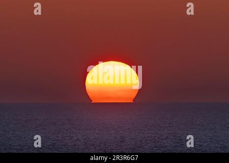 Riesiger Sonnenuntergang unter dem Meer Stockfoto