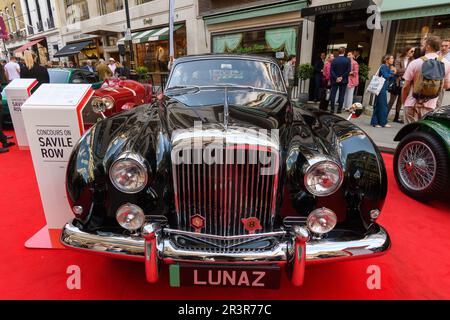 London, Großbritannien, 24. Mai 2023, Concours on Savile Row verspricht, die berühmte Straße von ihrer besten Seite zu zeigen und dabei den britischen Stil und die Handwerkskunst zu feiern. 2. Jahre zurück von Mittwoch, 24. Bis Donnerstag, 25. Mai, 10am. Bis 8pm. Freier Eintritt. Savile Row ist das ultimative Ziel der Welt für außergewöhnliche Handwerkskunst und maßgeschneiderte Anpassung, die Generationen von Wissen und Fähigkeiten in der Anzug-Herstellung fördert. Andrew Lalchan Photography/Alamy Live News Stockfoto