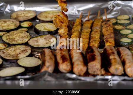 Grillgerichte in einem öffentlichen Park Stockfoto