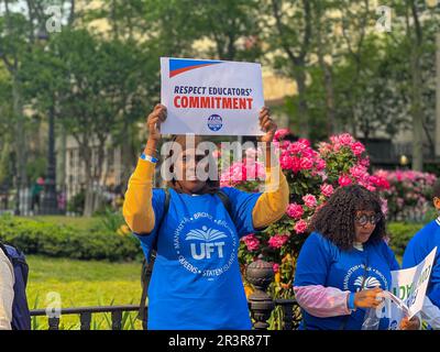 New York City, Usa. 24. Mai 2023. Ein Mitglied der United Federation of Teachers (UFT) hält in Downtown Brooklyn, New York City, ein Schild mit der Aufschrift „Fair Pay“. Kredit: Ryan Rahman/Alamy Live News Stockfoto