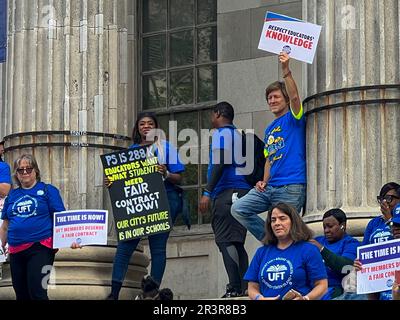 New York City, Usa. 24. Mai 2023. Mitglieder der United Federation of Teachers (UFT) halten ein Schild mit der Aufschrift „Fair Pay“ in der Innenstadt von Brooklyn, New York City. Kredit: Ryan Rahman/Alamy Live News Stockfoto