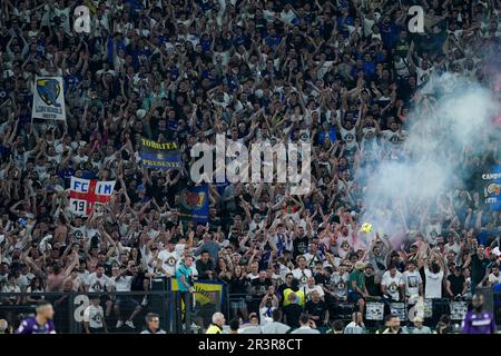 Rom, Italien. 24. Mai 2023. Fans des FC Internazionale während des Finalspiels der Coppa Italia Frecciarossa zwischen ACF Fiorentina und dem FC Internazionale am 24. Mai 2023 im Stadio Olimpico, Rom, Italien. Kredit: Giuseppe Maffia/Alamy Live News Stockfoto