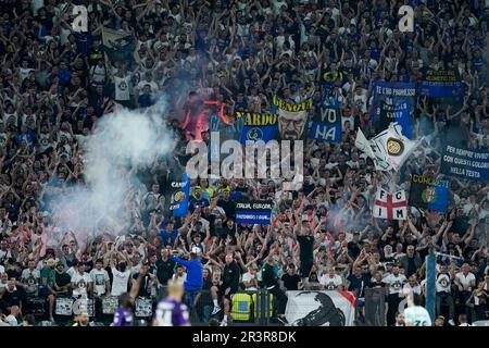 Rom, Italien. 24. Mai 2023. Fans des FC Internazionale während des Finalspiels der Coppa Italia Frecciarossa zwischen ACF Fiorentina und dem FC Internazionale am 24. Mai 2023 im Stadio Olimpico, Rom, Italien. Kredit: Giuseppe Maffia/Alamy Live News Stockfoto