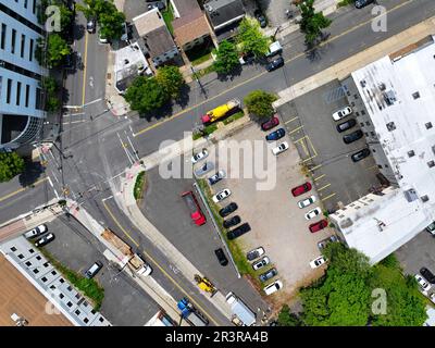 Blick auf den Parkplatz und den Verkehr in New Brunswick, New Jersey Stockfoto