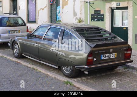 Citroen CX 25 TRD Turbo geparkt mit hydropneumatischem selbstnivellierendem Federungssystem in niedriger Position. Europäisches Auto des Jahres 1975. Stockfoto