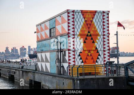 Wandgemälde auf einem Gebäude bei den Shipyards in North Vancouver, British Columbia, Kanada Stockfoto