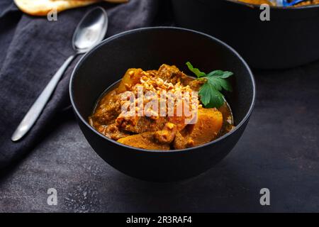 Traditioneller indischer vegetarischer Madras-Curryeintopf mit Süßkartoffeln Stockfoto
