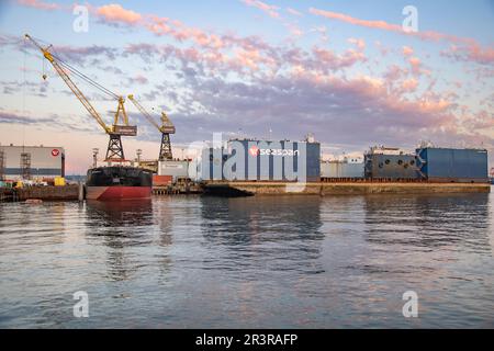 Gelber Kran bei den Shipyards in North Vancouver, British Columbia, Kanada Stockfoto