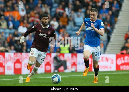 24. Mai 2023 Glasgow, Großbritannien. Rangers spielten im vorletzten Spiel der Saison im Ibrox Stadium, dem Heimstadion der Rangers, Heart of Midlothian. Die Endpunktzahl betrug 2 - 2 . Die Tore wurden von Lawrence Shankland geschossen, Hearts Captain Nummer 9 in1 Minute. Todd Cantwell, Rangers Nummer 13 in 45 3 Minuten. Und in der zweiten Halbzeit Fashion Sakala, Ranger Nummer 30 in 47 Minuten und Garang Kuol, Herz Nummer 61 in 90 4 Minuten. Nach dem Spiel gab es einen Abschied von Ibrox für Allan McGregor, Alfredo Morelos und Scott Arfield, die in der nächsten Saison nicht im Rangers-Team sein werden. Kredit: Findlay/Alamy Stockfoto