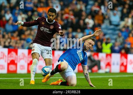 24. Mai 2023 Glasgow, Großbritannien. Rangers spielten im vorletzten Spiel der Saison im Ibrox Stadium, dem Heimstadion der Rangers, Heart of Midlothian. Die Endpunktzahl betrug 2 - 2 . Die Tore wurden von Lawrence Shankland geschossen, Hearts Captain Nummer 9 in1 Minute. Todd Cantwell, Rangers Nummer 13 in 45 3 Minuten. Und in der zweiten Halbzeit Fashion Sakala, Ranger Nummer 30 in 47 Minuten und Garang Kuol, Herz Nummer 61 in 90 4 Minuten. Nach dem Spiel gab es einen Abschied von Ibrox für Allan McGregor, Alfredo Morelos und Scott Arfield, die in der nächsten Saison nicht im Rangers-Team sein werden. Kredit: Findlay/Alamy Stockfoto