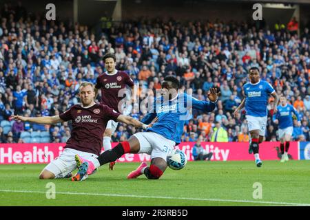 24. Mai 2023 Glasgow, Großbritannien. Rangers spielten im vorletzten Spiel der Saison im Ibrox Stadium, dem Heimstadion der Rangers, Heart of Midlothian. Die Endpunktzahl betrug 2 - 2 . Die Tore wurden von Lawrence Shankland geschossen, Hearts Captain Nummer 9 in1 Minute. Todd Cantwell, Rangers Nummer 13 in 45 3 Minuten. Und in der zweiten Halbzeit Fashion Sakala, Ranger Nummer 30 in 47 Minuten und Garang Kuol, Herz Nummer 61 in 90 4 Minuten. Nach dem Spiel gab es einen Abschied von Ibrox für Allan McGregor, Alfredo Morelos und Scott Arfield, die in der nächsten Saison nicht im Rangers-Team sein werden. Kredit: Findlay/Alamy Stockfoto