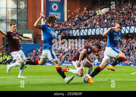 24. Mai 2023 Glasgow, Großbritannien. Rangers spielten im vorletzten Spiel der Saison im Ibrox Stadium, dem Heimstadion der Rangers, Heart of Midlothian. Die Endpunktzahl betrug 2 - 2 . Die Tore wurden von Lawrence Shankland geschossen, Hearts Captain Nummer 9 in1 Minute. Todd Cantwell, Rangers Nummer 13 in 45 3 Minuten. Und in der zweiten Halbzeit Fashion Sakala, Ranger Nummer 30 in 47 Minuten und Garang Kuol, Herz Nummer 61 in 90 4 Minuten. Nach dem Spiel gab es einen Abschied von Ibrox für Allan McGregor, Alfredo Morelos und Scott Arfield, die in der nächsten Saison nicht im Rangers-Team sein werden. Kredit: Findlay/Alamy Stockfoto