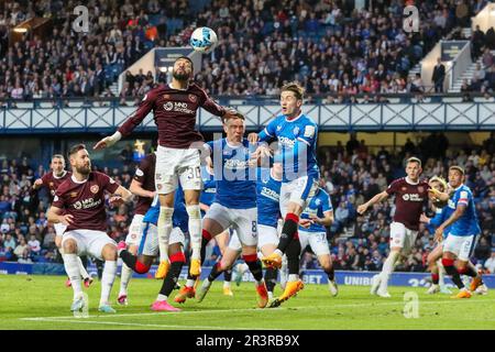 24. Mai 2023 Glasgow, Großbritannien. Rangers spielten im vorletzten Spiel der Saison im Ibrox Stadium, dem Heimstadion der Rangers, Heart of Midlothian. Die Endpunktzahl betrug 2 - 2 . Die Tore wurden von Lawrence Shankland geschossen, Hearts Captain Nummer 9 in1 Minute. Todd Cantwell, Rangers Nummer 13 in 45 3 Minuten. Und in der zweiten Halbzeit Fashion Sakala, Ranger Nummer 30 in 47 Minuten und Garang Kuol, Herz Nummer 61 in 90 4 Minuten. Nach dem Spiel gab es einen Abschied von Ibrox für Allan McGregor, Alfredo Morelos und Scott Arfield, die in der nächsten Saison nicht im Rangers-Team sein werden. Kredit: Findlay/Alamy Stockfoto