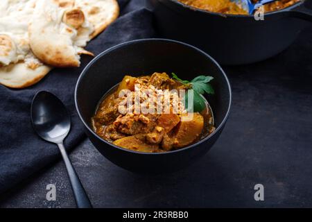 Traditioneller indischer vegetarischer Madras-Curryeintopf mit Süßkartoffeln Stockfoto