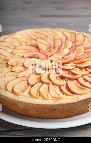 Frisch gebackener, köstlicher Apfelkuchen auf einem Holztisch, Nahaufnahme Stockfoto