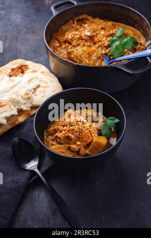 Traditioneller indischer vegetarischer Madras-Curryeintopf mit Süßkartoffeln Stockfoto