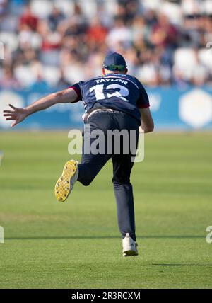 Northampton Mai 24:Tom Taylor von Northamptonshire wirft den Ball während des Vitality T20 Blast Match zwischen Northamptonshire Steelbacks und Worcestershire Rapids im County Ground Northampton England. Stockfoto