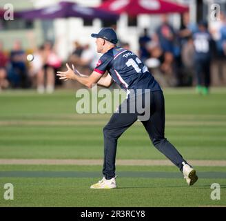 Northampton Mai 24:Tom Taylor aus Northamptonshire behält den Ball während des Vitality T20 Blast-Spiels zwischen Northamptonshire Steelbacks und Worcestershire Rapids im County Ground Northampton England im Auge. Stockfoto