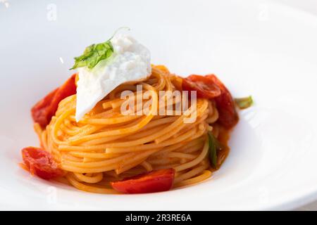 Italienische Pasta - Spaghetti mit Mozzarella-Käse-Nahaufnahme, mediterrane Diät. Stockfoto