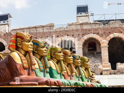 Verona, Italien - Vorbereitung der Bühne für die Vorstellung von thetre in der berühmten Arena di Verona Stockfoto