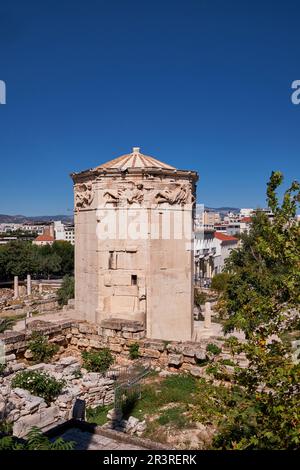 Turm der Winde - achteckiger Uhrenturm aus Pentelic-Marmor in der römischen Agora in Athen, Griechenland, der als Horologion fungierte Stockfoto