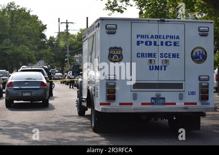 Philadelphia, Usa. 24. Mai 2023. Philadelphia Polizeilogo auf dem Tatortfahrzeug am Tatort. Eine Person wurde mehrmals erschossen und in Philadelphia für tot erklärt. Um 3:01 Uhr Ostzeit, Mittwochnachmittag, auf der North 67. Avenue wurde ein 35-jähriger schwarzer Mann mehrmals um den Oberkörper erschossen und ins Krankenhaus gebracht, wo er um 3:12 Uhr Ostzeit für tot erklärt wurde. Es gibt keine Verhaftungen und keine Waffe wurde gefunden. Die Polizei von Philadelphia untersucht die Schießerei. Kredit: SOPA Images Limited/Alamy Live News Stockfoto