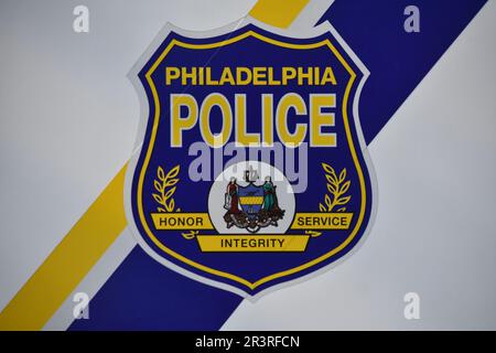 Philadelphia, Usa. 24. Mai 2023. Philadelphia Polizeilogo auf dem Tatortfahrzeug am Tatort. Eine Person wurde mehrmals erschossen und in Philadelphia für tot erklärt. Um 3:01 Uhr Ostzeit, Mittwochnachmittag, auf der North 67. Avenue wurde ein 35-jähriger schwarzer Mann mehrmals um den Oberkörper erschossen und ins Krankenhaus gebracht, wo er um 3:12 Uhr Ostzeit für tot erklärt wurde. Es gibt keine Verhaftungen und keine Waffe wurde gefunden. Die Polizei von Philadelphia untersucht die Schießerei. Kredit: SOPA Images Limited/Alamy Live News Stockfoto