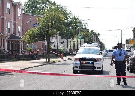 Philadelphia, Pennsylvania, Usa, 24. Mai 2023. Polizeibeamte vom Philadelphia Police Department haben Tatortband aufgehängt und den Tatort gesichert. Zwei Menschen erschossen, eine Person wurde am 24. Mai 2023 bei einer Schießerei am helllichten Tag in Philadelphia, Pennsylvania, USA, für tot erklärt. Um 2:51 Uhr Eastern Time, Mittwochnachmittag an der Kreuzung West Susquehanna Avenue und North Gratz Street, wurde ein 31-jähriger schwarzer Mann einmal in den linken Arm geschossen, Einmal auf der linken Seite und einmal auf dem Rücken und wurde mit einem privaten Auto ins Krankenhaus gebracht, er kam zu spät Stockfoto