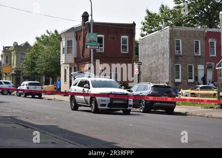 Philadelphia, Pennsylvania, Usa, 24. Mai 2023. Polizeibeamte vom Philadelphia Police Department haben Tatortband aufgehängt und den Tatort gesichert. Zwei Menschen erschossen, eine Person wurde am 24. Mai 2023 bei einer Schießerei am helllichten Tag in Philadelphia, Pennsylvania, USA, für tot erklärt. Um 2:51 Uhr Eastern Time, Mittwochnachmittag an der Kreuzung West Susquehanna Avenue und North Gratz Street, wurde ein 31-jähriger schwarzer Mann einmal in den linken Arm geschossen, Einmal auf der linken Seite und einmal auf dem Rücken und wurde mit einem privaten Auto ins Krankenhaus gebracht, er kam zu spät Stockfoto