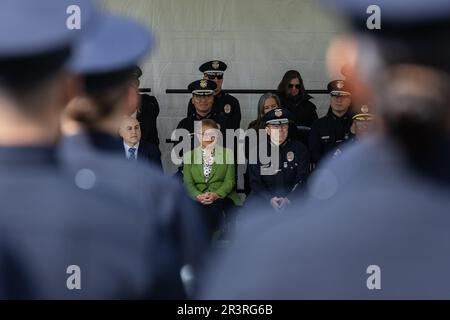 Bürgermeisterin Karen Bass, Chief Moore (rechts) und Assistant Chief Choi (Teilnahme am LAPD-Abschluss an der Polizeiakademie in Los Angeles). Stockfoto