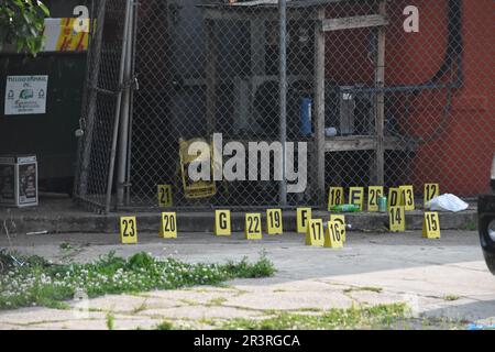 Philadelphia, Usa. 24. Mai 2023. Mehrere Patronenhülsen wurden am Tatort gesehen. Eine Person wurde mehrmals erschossen und in Philadelphia für tot erklärt. Um 3:01 Uhr Ostzeit, Mittwochnachmittag, auf der North 67. Avenue wurde ein 35-jähriger schwarzer Mann mehrmals um den Oberkörper erschossen und ins Krankenhaus gebracht, wo er um 3:12 Uhr Ostzeit für tot erklärt wurde. Es gibt keine Verhaftungen und keine Waffe wurde gefunden. Die Polizei von Philadelphia untersucht die Schießerei. (Foto: Kyle Mazza/SOPA Images/Sipa USA) Guthaben: SIPA USA/Alamy Live News Stockfoto