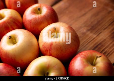 Königliche Gala-Äpfel (Malus domestica). Apfelbäume werden weltweit angebaut und sind die am weitesten verbreitete Art der Gattung Malus. Füllen des Rahmens c Stockfoto