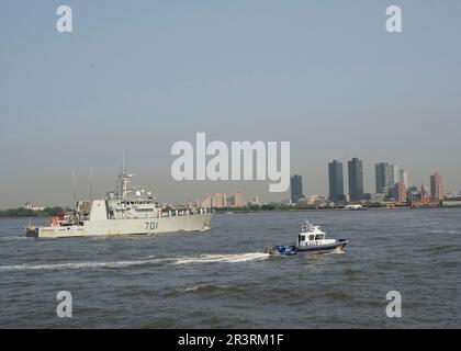 New York City - Royal Canadian Navy Schiff, HMCS Glace Bay (M 701), fährt während der Parade of Ships am 24. Mai 2023 durch den Hafen von New York. Die Flottenwoche New York, die jetzt im 35. Jahr stattfindet, ist eine altehrwürdige Seeverkehrsfeier, die den Bürgern von New York City und der umliegenden Tri-State-Region die Gelegenheit gibt, die heutigen maritimen Fähigkeiten aus erster Hand zu erleben. Dieses Jahr werden fast 3.000 Matrosen, Marines und Küstenwachleute an der Feier 2023 teilnehmen. (USA Marinebild von Mass Communication Specialist 1. Klasse Ryan Seelbach (mehrere Werte) Stockfoto