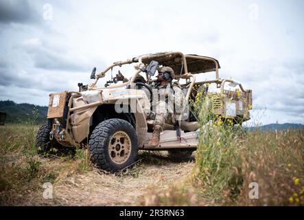 USA Air Force Senior Airman Laurence Pierre, 621. Mitglied des Notfalleinsatzteams im Flügel, signalisiert seinen Teammitgliedern in einem MRZR Alpha leichten taktischen Geländefahrzeug am Schoonover Air Field auf der US-amerikanischen Army Fort Hunter-Liggett, Kalifornien, während einer gemeinsamen Feldübung am 6. Mai 2023. Übung Storm Crow ist eine Übungsübung, die sich von einer größeren Übung, Golden Phoenix, unterscheidet. Sie wird vom Luftwaffenstützpunkt Travis mit umfassender Unterstützung von Partnereinheiten durchgeführt und umfasst den 621. Contingency Response Wing, Joint Base McGuire Dix Lakehurst, New Jersey, den 349. Air Mobility Reserve Wing Stockfoto