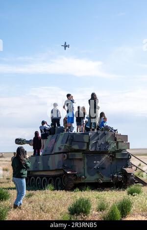 Idaho Air National Guardsmen besuchen zusammen mit ihrer Familie und Freunden die Saylor Creek Range für HAWG-Tage, die vom 124. Fighter Wing, Idaho Air National Guard, am 24. Mai 2023 ausgerichtet werden. HAWG Days ist eine Veranstaltung für Mitglieder des Dienstes, ihre Familien und Freunde, um den A-10 Thunderbolt II in Aktion zu sehen und zu sehen, wie sich ihre Bemühungen direkt auf die Mission auswirken. (USA Air National Guard Foto von Staff Sgt. Mercedee Wilds) Stockfoto