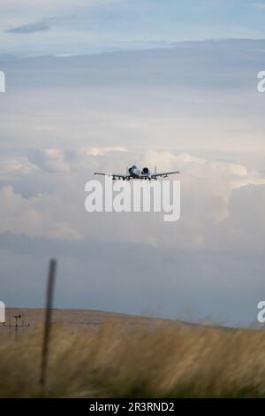 Idaho Air National Guardsmen besuchen zusammen mit ihrer Familie und Freunden die Saylor Creek Range für HAWG-Tage, die vom 124. Fighter Wing, Idaho Air National Guard, am 24. Mai 2023 ausgerichtet werden. HAWG Days ist eine Veranstaltung für Mitglieder des Dienstes, ihre Familien und Freunde, um den A-10 Thunderbolt II in Aktion zu sehen und zu sehen, wie sich ihre Bemühungen direkt auf die Mission auswirken. (USA Air National Guard Foto von Staff Sgt. Mercedee Wilds) Stockfoto