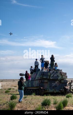 Idaho Air National Guardsmen besuchen zusammen mit ihrer Familie und Freunden die Saylor Creek Range für HAWG-Tage, die vom 124. Fighter Wing, Idaho Air National Guard, am 24. Mai 2023 ausgerichtet werden. HAWG Days ist eine Veranstaltung für Mitglieder des Dienstes, ihre Familien und Freunde, um den A-10 Thunderbolt II in Aktion zu sehen und zu sehen, wie sich ihre Bemühungen direkt auf die Mission auswirken. (USA Air National Guard Foto von Staff Sgt. Mercedee Wilds) Stockfoto