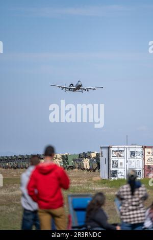 Idaho Air National Guardsmen besuchen zusammen mit ihrer Familie und Freunden die Saylor Creek Range für HAWG-Tage, die vom 124. Fighter Wing, Idaho Air National Guard, am 24. Mai 2023 ausgerichtet werden. HAWG Days ist eine Veranstaltung für Mitglieder des Dienstes, ihre Familien und Freunde, um den A-10 Thunderbolt II in Aktion zu sehen und zu sehen, wie sich ihre Bemühungen direkt auf die Mission auswirken. (USA Air National Guard Foto von Staff Sgt. Mercedee Wilds) Stockfoto