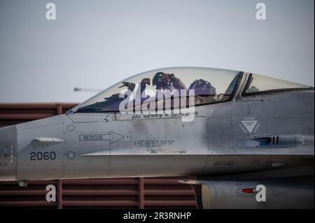 Oberstleutnant Henry R. Jeffress, III, 8. Kampfflügelkommandant, hält die Geste der ‚Schlangen‘ bei seiner letzten Landung in einer F-16 Fighting Falcon auf dem Luftwaffenstützpunkt Osan, Republik Korea, am 17. Mai 2023 hoch. Jeffress diente vom 2022. Mai bis 2023. Mai als Befehlshaber des Wolfsrudels. (USA Air Force Foto von Senior Airman Karla Parra) Stockfoto