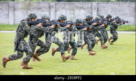 QINZHOU, CHINA - 24. MAI 2023 - bewaffnete Polizeibeamte führen ein Schießtraining in Qinzhou, Südchina Autonome Region Guangxi Zhuang, am 24. Mai 20 durch Stockfoto