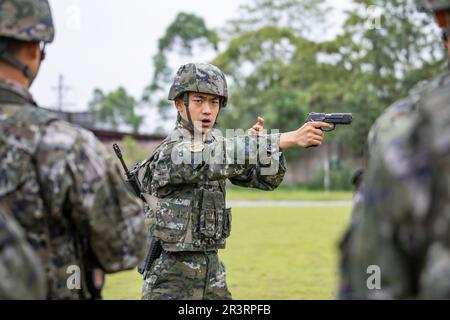 QINZHOU, CHINA - 24. MAI 2023 - ein Lehrer unterrichtet Offiziere und Soldaten über die Grundlagen des Schießens mit Pistolen in Qinzhou, Südchina Guangxi Zhuang Stockfoto