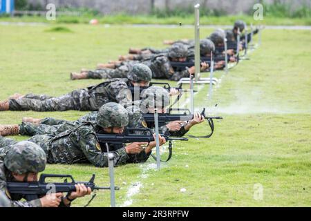 QINZHOU, CHINA - 24. MAI 2023 - bewaffnete Polizeibeamte führen ein Schießtraining in Qinzhou, Südchina Autonome Region Guangxi Zhuang, am 24. Mai 20 durch Stockfoto