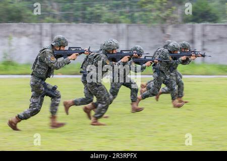 QINZHOU, CHINA - 24. MAI 2023 - bewaffnete Polizeibeamte führen ein Schießtraining in Qinzhou, Südchina Autonome Region Guangxi Zhuang, am 24. Mai 20 durch Stockfoto