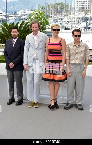 Cannes, Frankreich. 24. Mai 2023. Jason Schwartzman, Wes Anderson, Scarlett Johansson, Jake Ryan nehmen am Mittwoch, den 24. Mai 2023 in Cannes, Frankreich, am 76. Filmfestival in Cannes am Palais des Festivals an der „Asteroid City“ Teil. Foto: Rocco Spaziani/UPI Credit: UPI/Alamy Live News Stockfoto