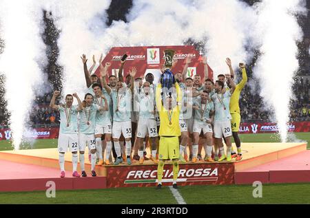 Rom, Italien. 24. Mai 2023. Das Team des FC Inter feiert mit der Trophäe während der Preisverleihung nach dem Finalspiel des italienischen Pokals zwischen dem FC Inter und der Fiorentina in Rom am 24. Mai 2023. Kredit: Augusto Casasoli/Xinhua/Alamy Live News Stockfoto