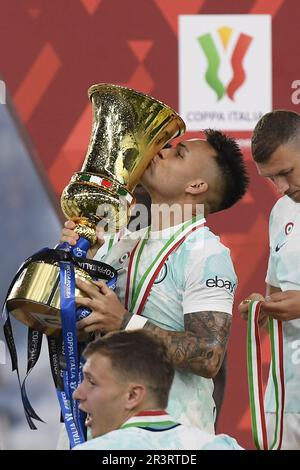 Rom, Italien. 24. Mai 2023. Lautaro Martinez von FC Inter (über L) küsst die Trophäe während der Preisverleihung nach dem Finalspiel des italienischen Pokals zwischen FC Inter und Fiorentina in Rom, Italien, am 24. Mai 2023. Kredit: Augusto Casasoli/Xinhua/Alamy Live News Stockfoto