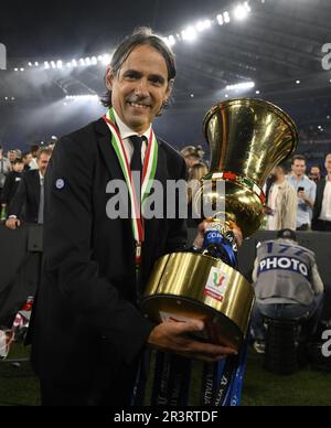 Rom, Italien. 24. Mai 2023. Simone Inzaghi, Cheftrainer des FC Inter, feiert mit der Trophäe während der Preisverleihung nach dem Finalspiel des italienischen Pokals zwischen dem FC Inter und der Fiorentina in Rom am 24. Mai 2023. Kredit: Augusto Casasoli/Xinhua/Alamy Live News Stockfoto